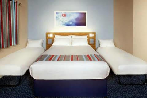 Travelodge 첼튼엄 외부 사진